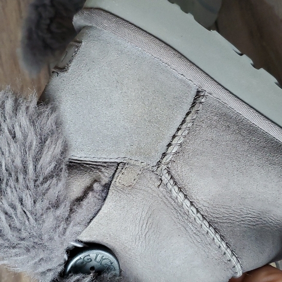 Ugg Women Bailey Button II Booties Sheepskin shoes sz 8 - Picture 14 of 16